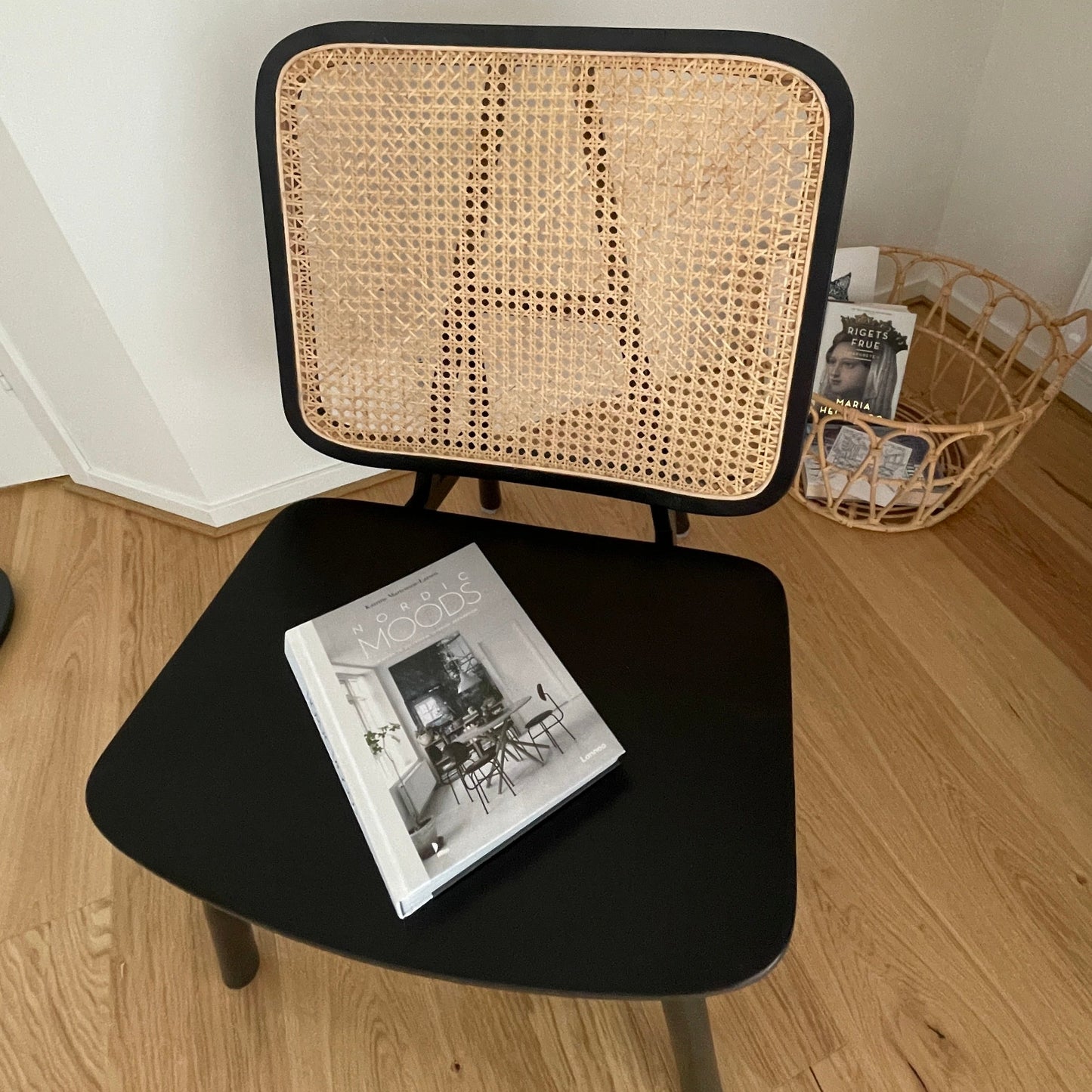 DIVA Teak Lænestol med Naturflettet Ryg – Elegante Indendørs Møbler