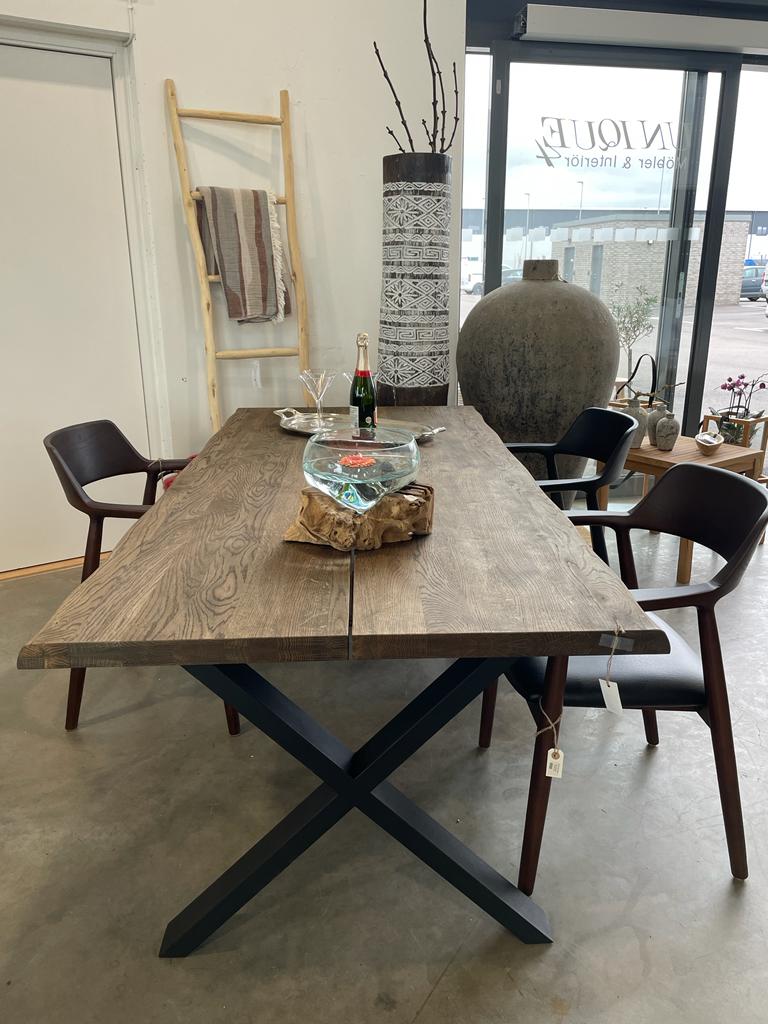 KURLAND Dining table in dark oiled oak