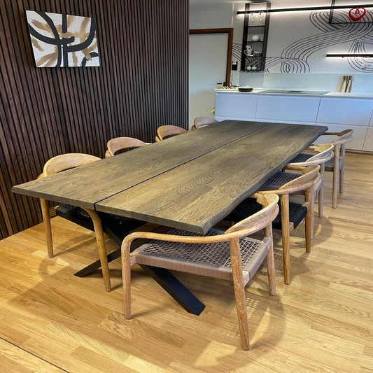 KURLAND Spisebord i mørk olieret eg