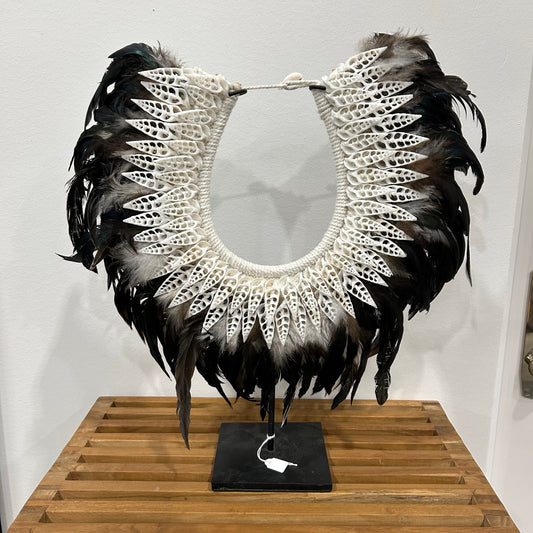 Canggu Shell & Feather Tribal halskæde på stativ