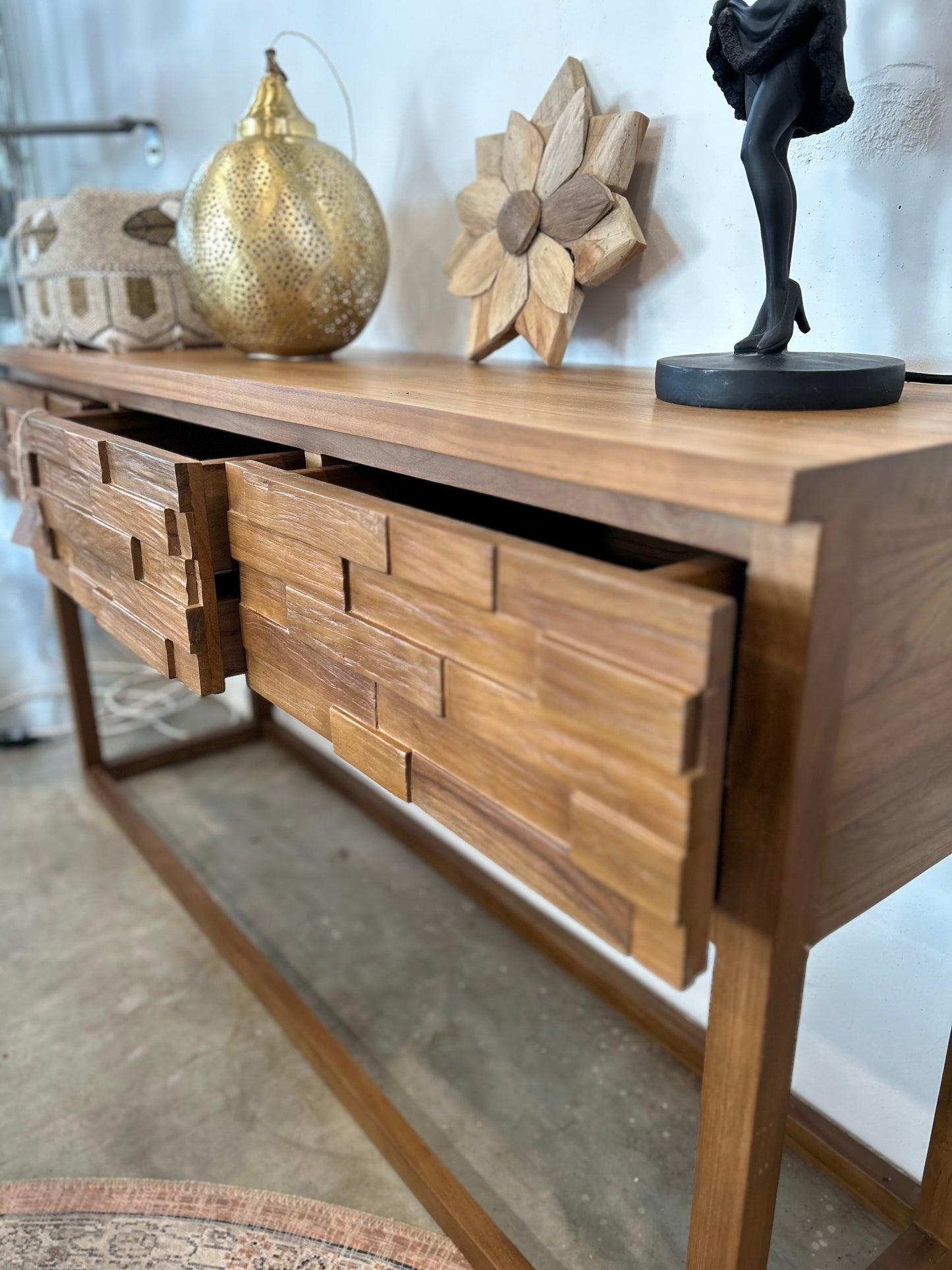 TAMA Console table