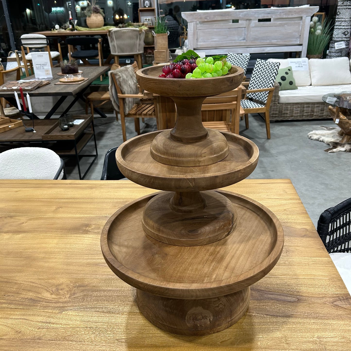 Sari Rund, förhöjd serveringsbricka i grå teak trä