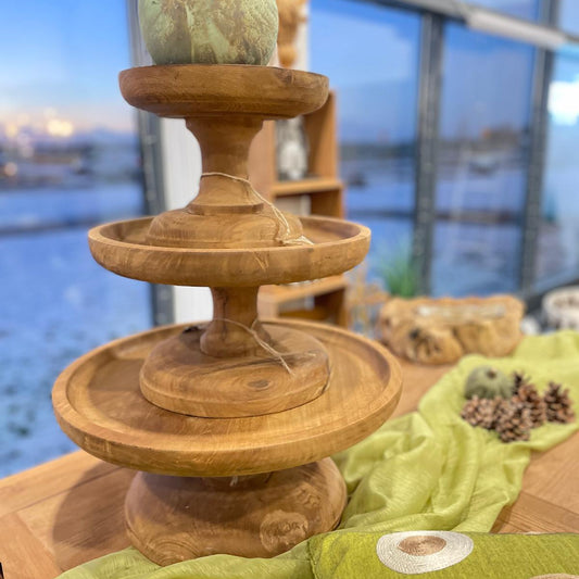 Sari Rund, förhöjd serveringsbricka i teak trä