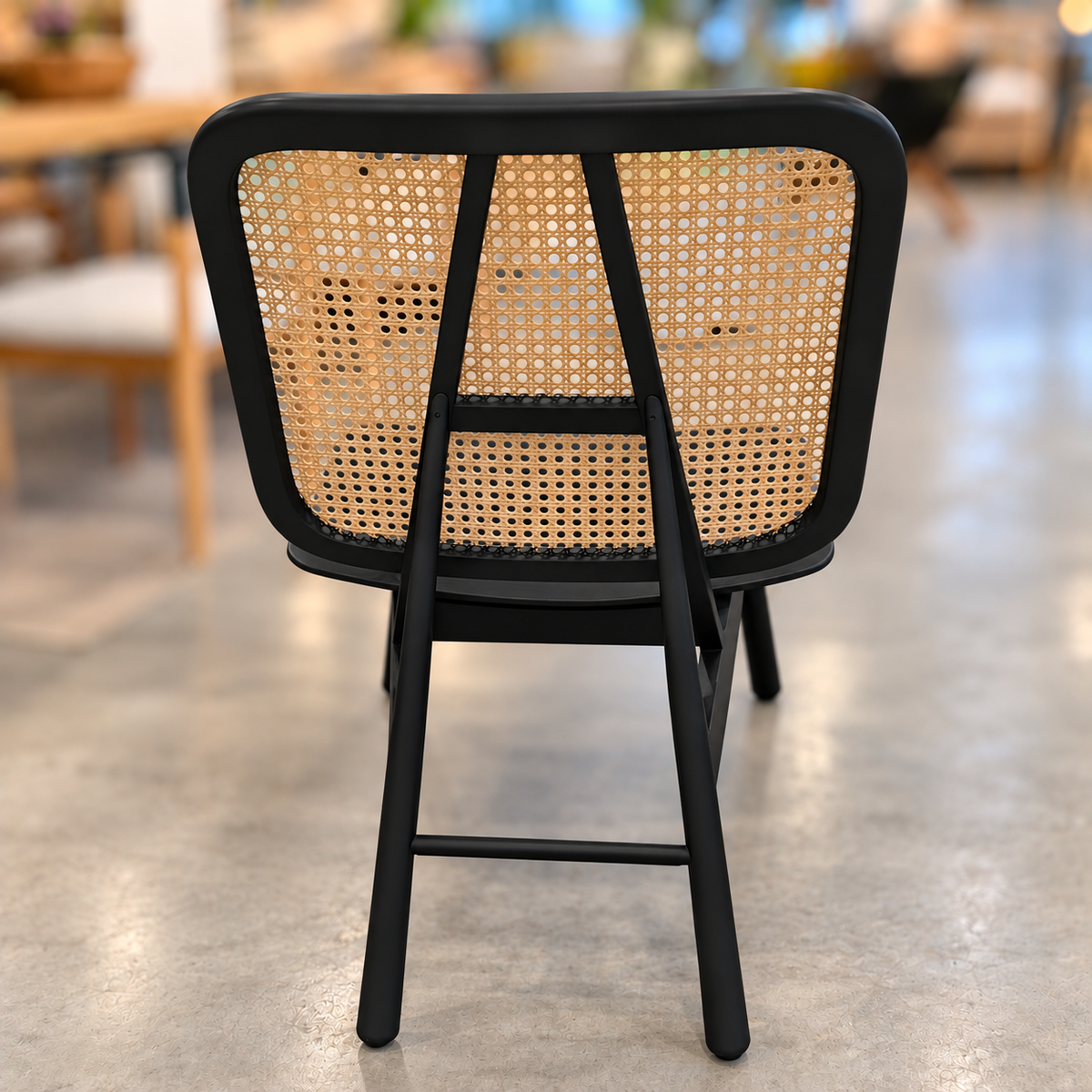 DIVA Fåtölj i Teak med Naturflätad Rygg – Elegant Inomhusmöbel