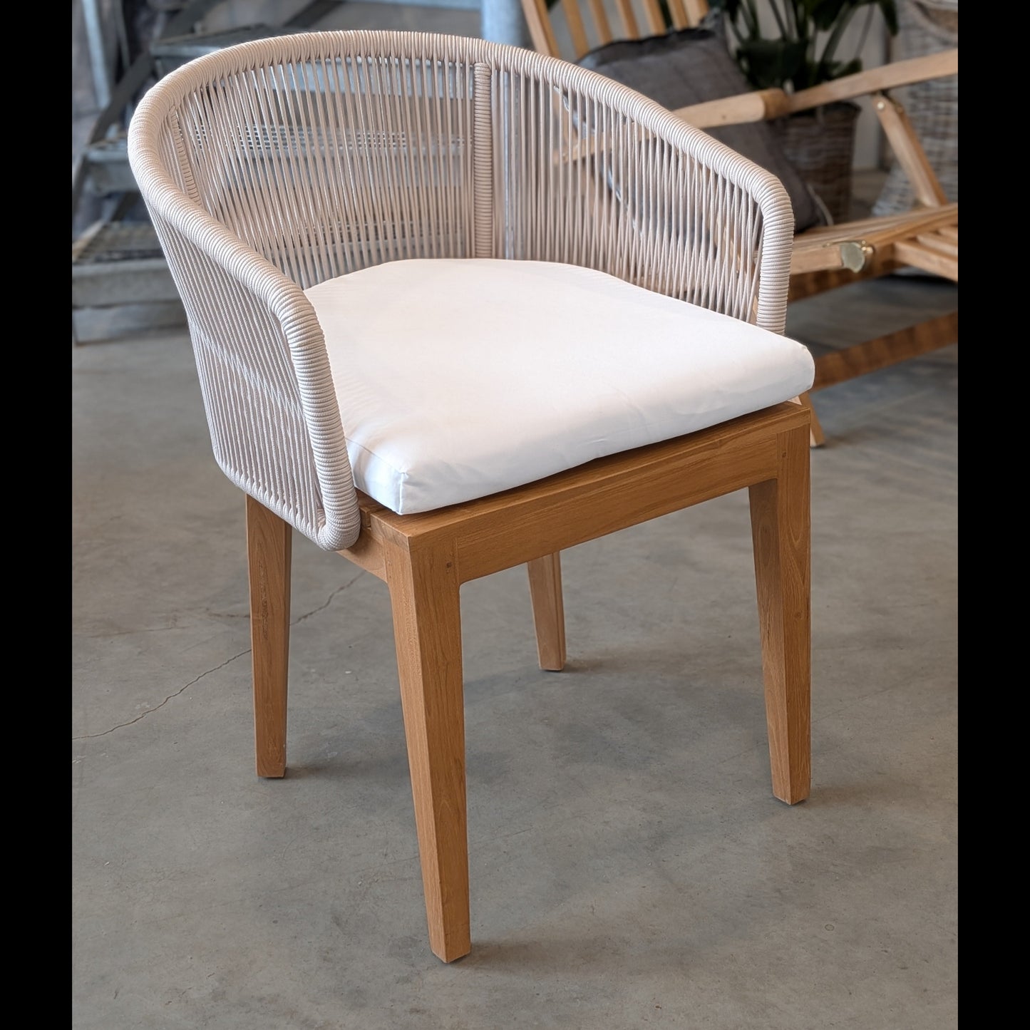 LUCIA Matsalsstol i Teak med Dyna – Elegant Utemöbel med Repdesign