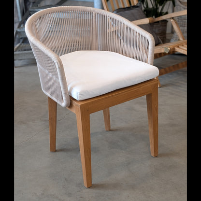 LUCIA Matsalsstol i Teak med Dyna – Elegant Utemöbel med Repdesign