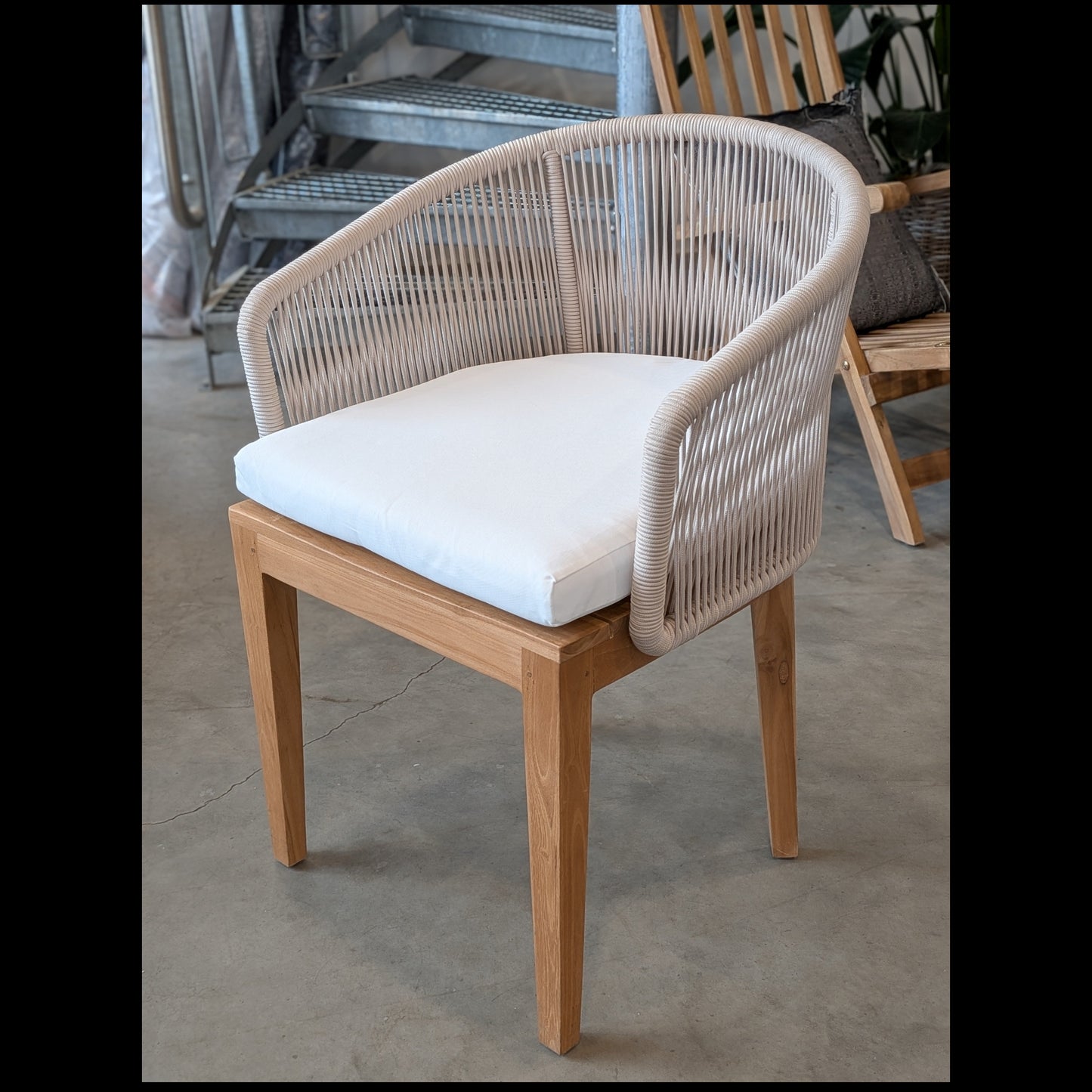 LUCIA Matsalsstol i Teak med Dyna – Elegant Utemöbel med Repdesign