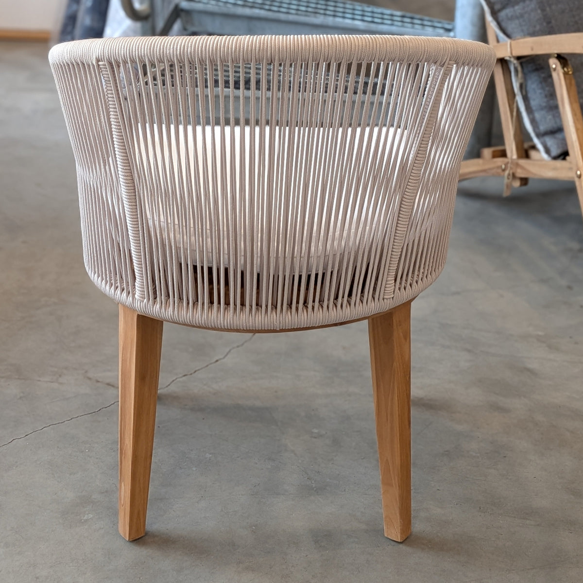 LUCIA Matsalsstol i Teak med Dyna – Elegant Utemöbel med Repdesign
