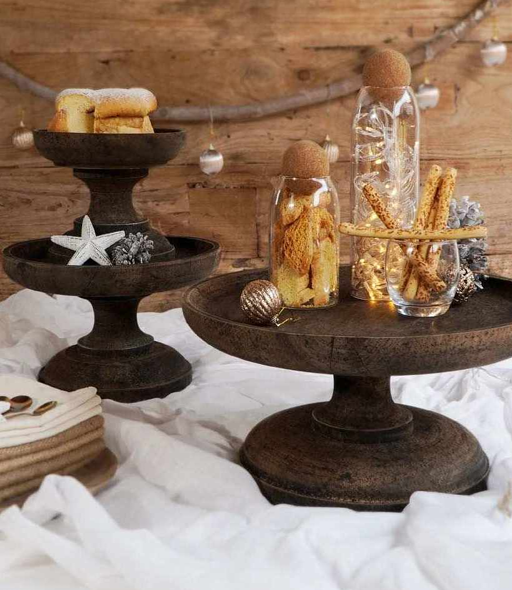 Sari Rund, förhöjd serveringsbricka i grå teak trä